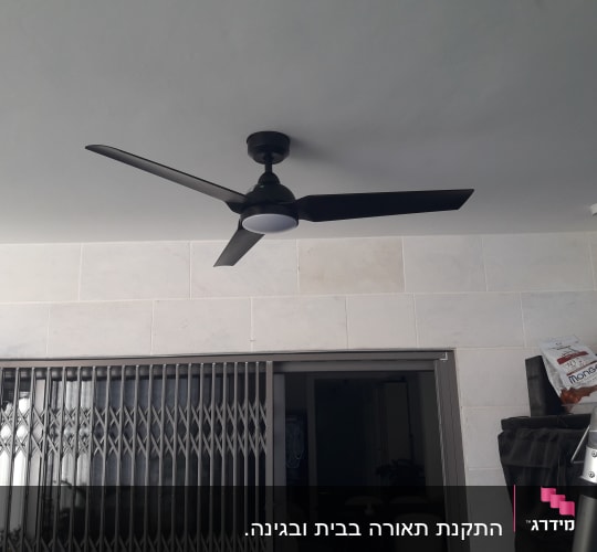 מאוורר תקרה מותקן על תקרה עם שלוש כנפיים.